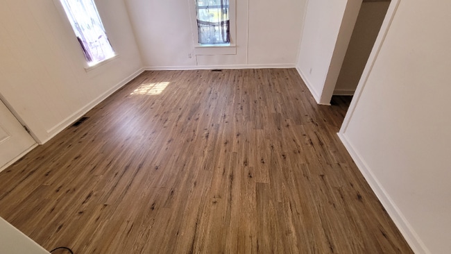 Photo - 345 Oxford Rd