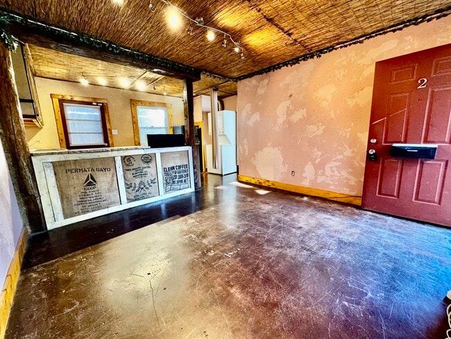Photo - 557 N Limestone Unit 2