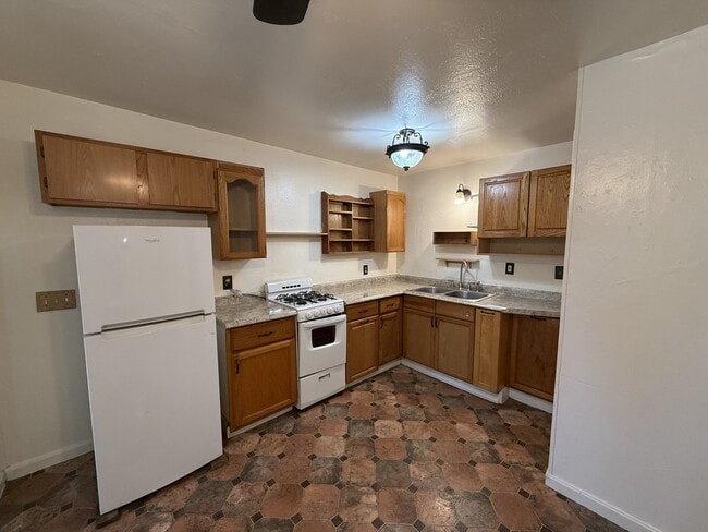 Photo - 422 W 17th St