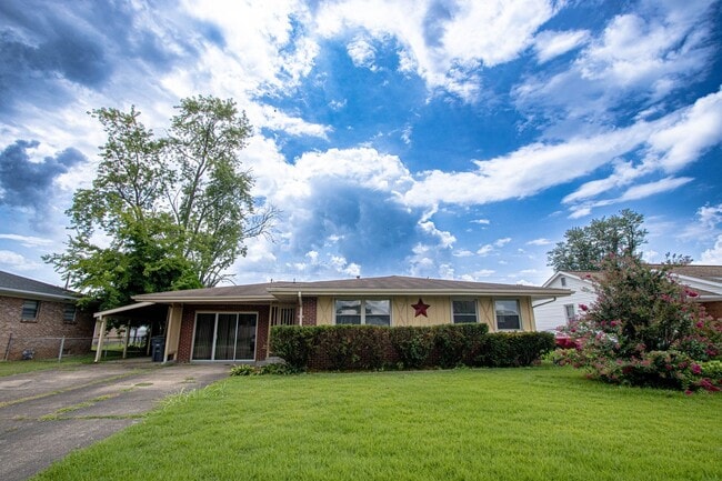 Building Photo - 3-4 Bedroom/1.5 Bathroom House For Rent