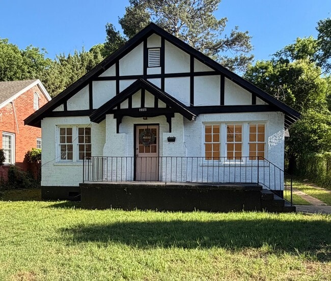 Building Photo - Charming 3 Bedroom Historic Cottage in Capitol Heights!