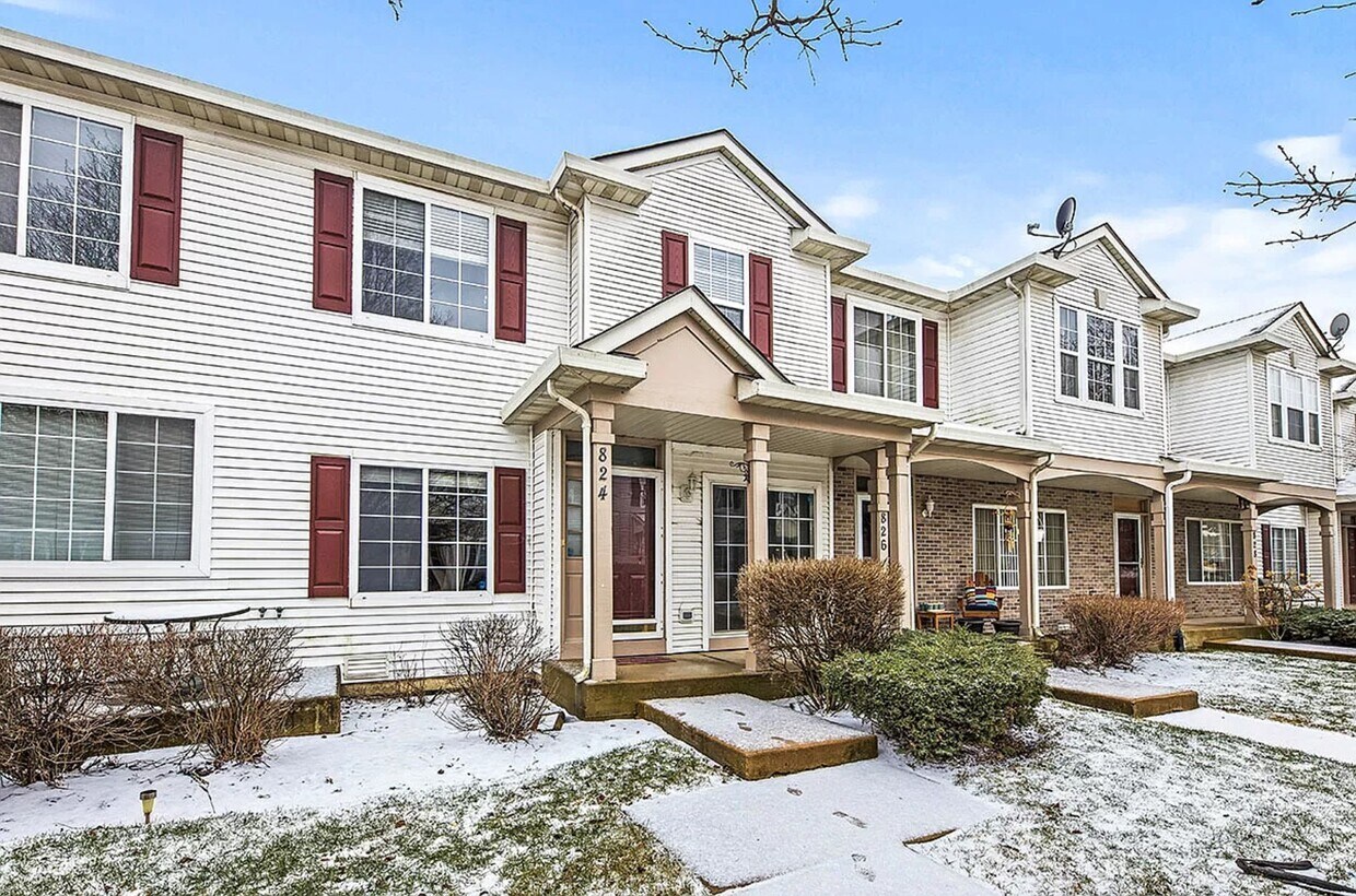 Front view - 824 County Line Rd (Aurora, IL)