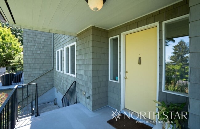 Building Photo - Stunning Views Close in NW Portland Rental
