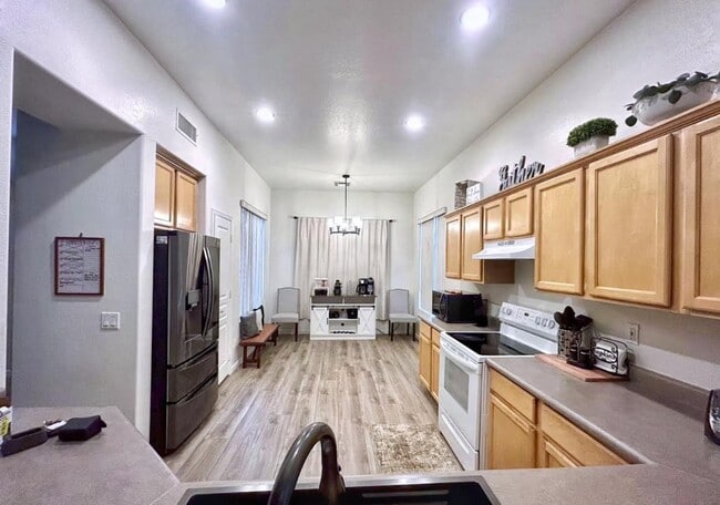 Photo - 719 S Longmore St