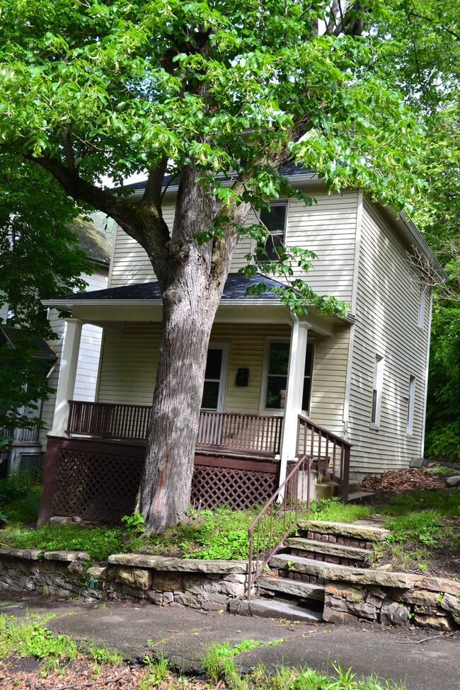 Photo - 2115 Hollister Ave