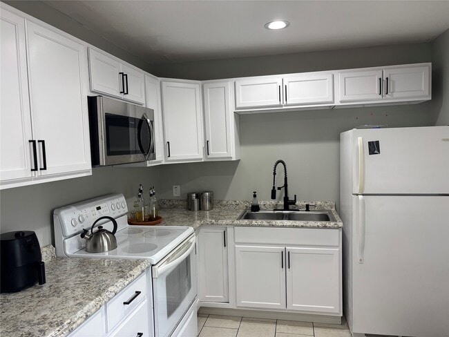 Building Photo - 331 Oak Dr