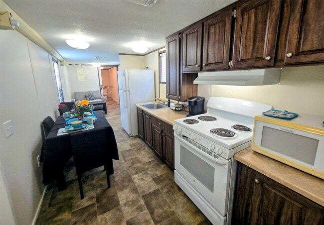 12207 Lynda Dr