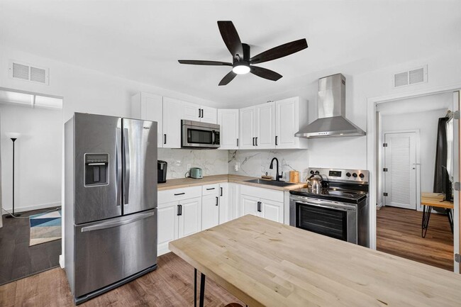 2702 NE 9th Ave Unit 1