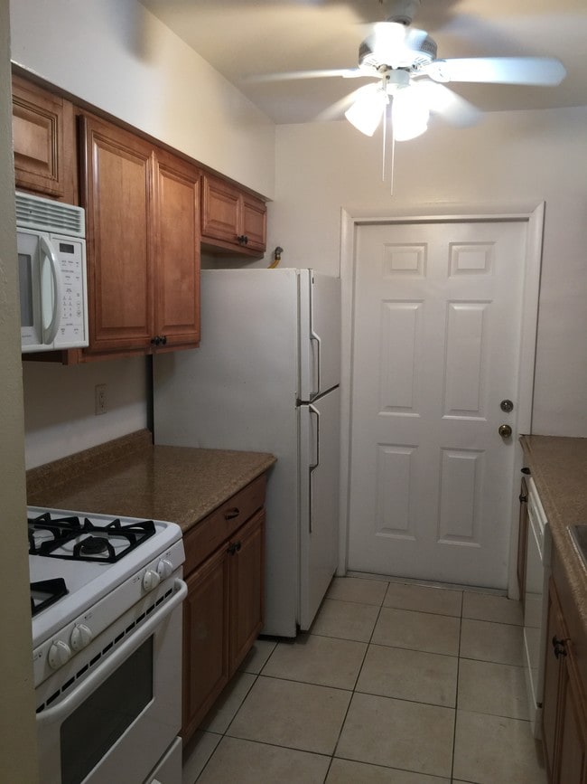 Kitchen - 265 SW 7th St Unit 2