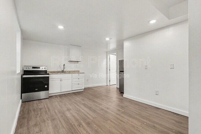 Photo - 2496 Lester St