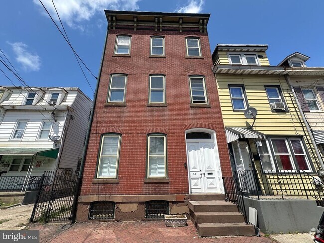 Building Photo - 52 Bayard St Rental