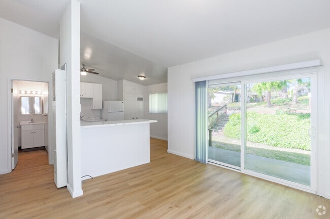 1BR, 1BA - Remodeled 624SF - Living Room
