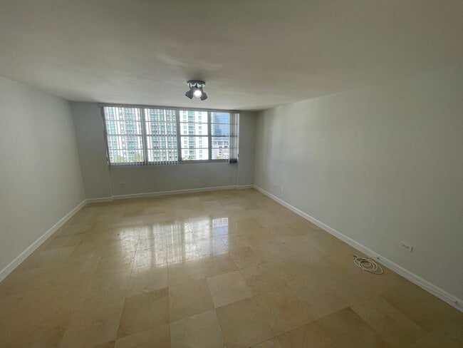 Building Photo - 999 Brickell Bay Dr