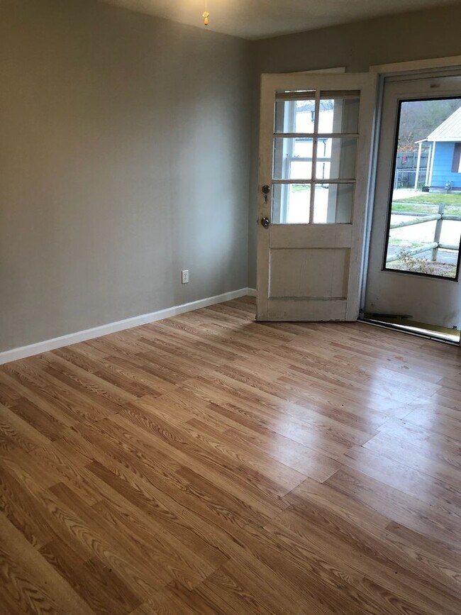 Building Photo - Two Bedroom One Bath Duplex Available in S... Rental