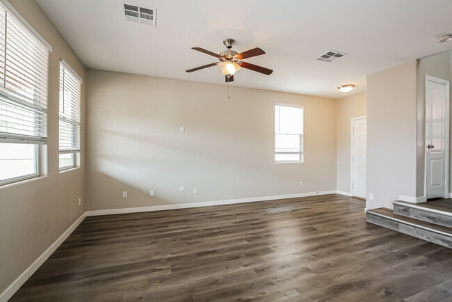Photo - 1081 Crescent Falls St