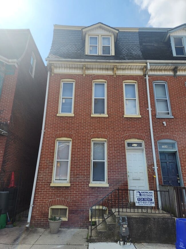 Building Photo - 582 W King St