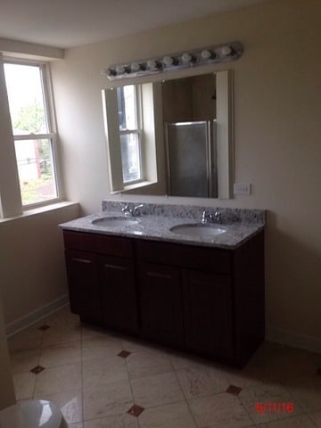 Bath room1 - 6309 N Albany Ave