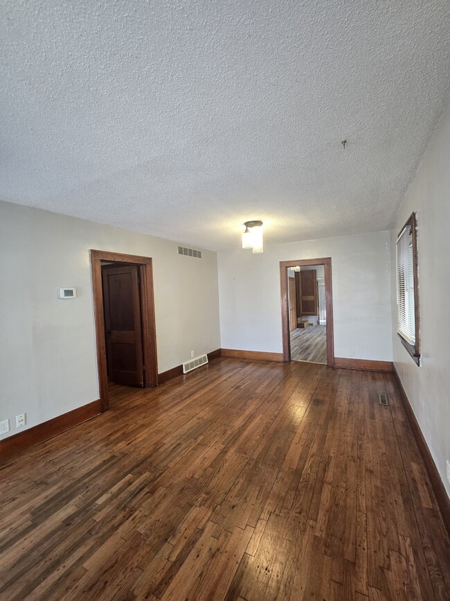 Photo - 526 Martinson N