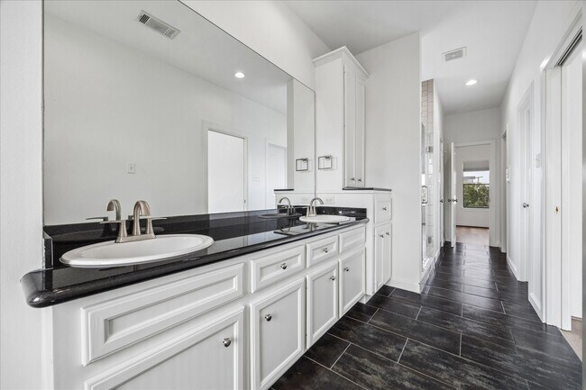 Photo - 2510 Genesee St