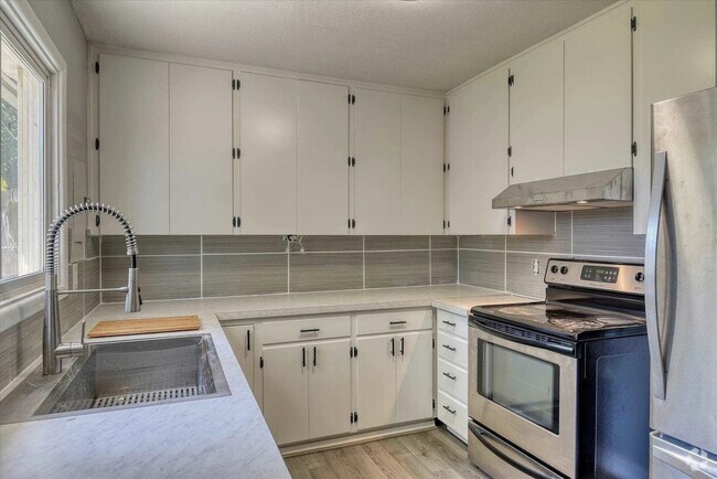 Building Photo - Coming Soon - Charming 3-Bed Home for Rent...