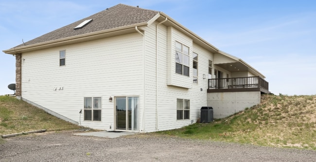 Building Photo - Private 1-Bed, 1-Bath Walkout Unit - Full ...