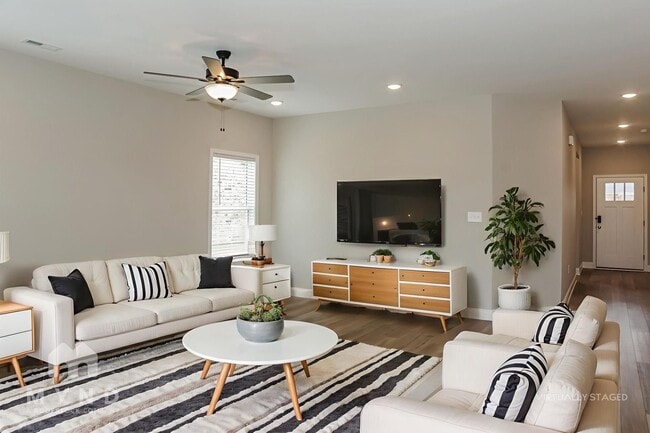 Photo - 235 Irish Hl Dr