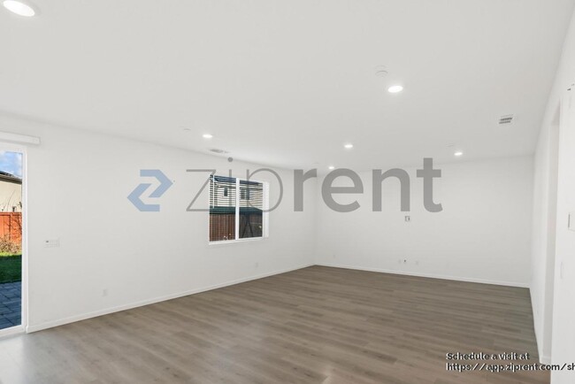 Photo - 861 Pipit St