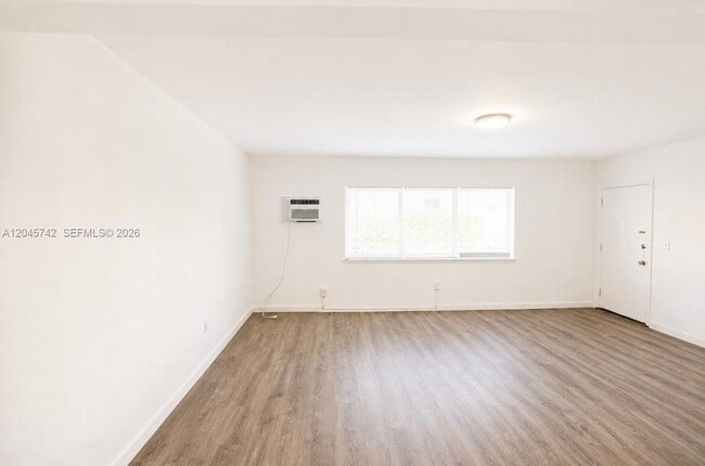 Photo - 7600 Dickens Ave Unidad 2