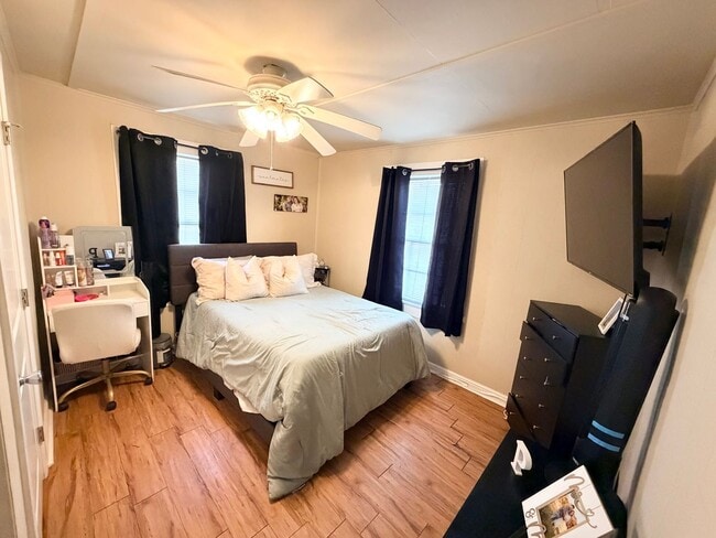 Photo - 307 W Russell St