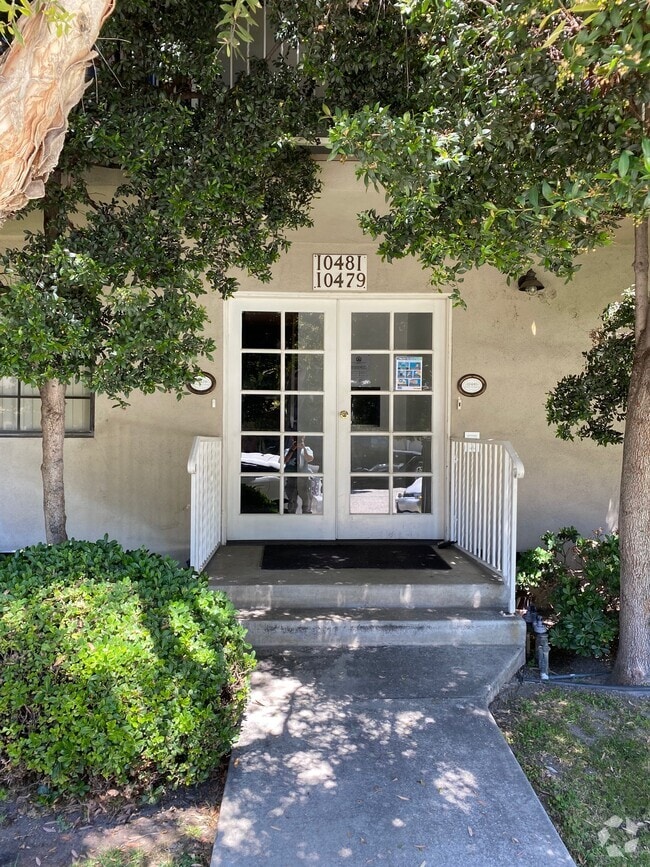 Building Photo - 10481 Riverside Dr Unit 10481 Rental