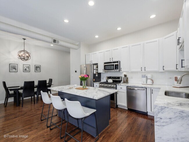 Photo - 463 N Green St