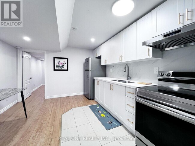 Photo - 1098 Sandhurst Cir