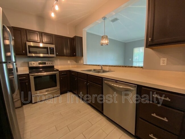 421 Twin Lakes Ln