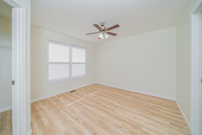 2BR Townhome - 1215 ft2