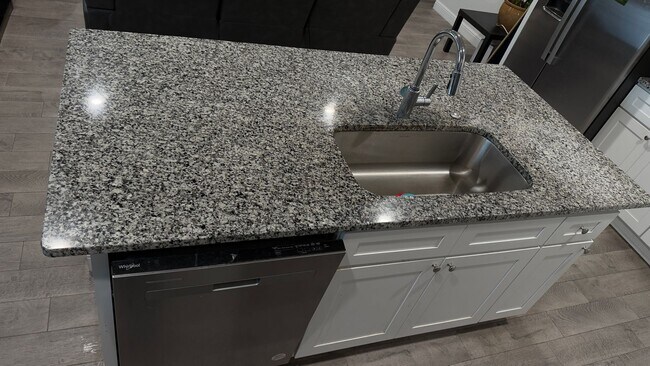 Photo - 4/2/2 NEWER CONSTRUCTION!