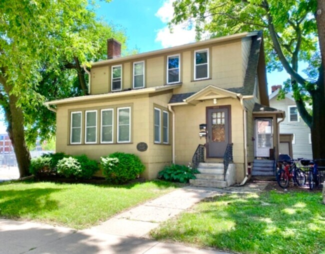 Building Photo - 1601 Chadbourne Ave Unit #1 &#2 Rental