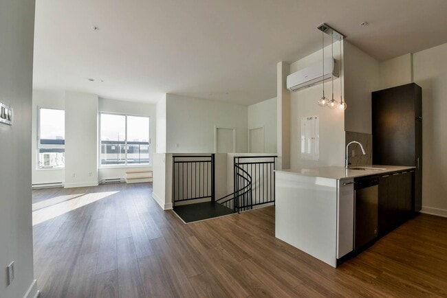 Building Photo - 9675 Av. Papineau Unit 503