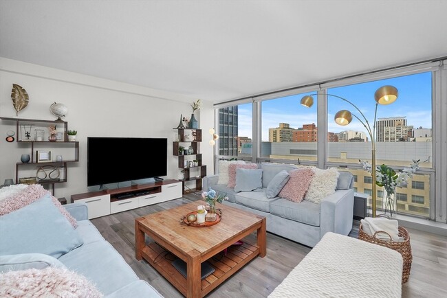 Photo - 330 W Diversey Pkwy Unidad 1606