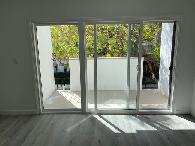 Photo - 1330 N Sweetzer Ave Unit 204