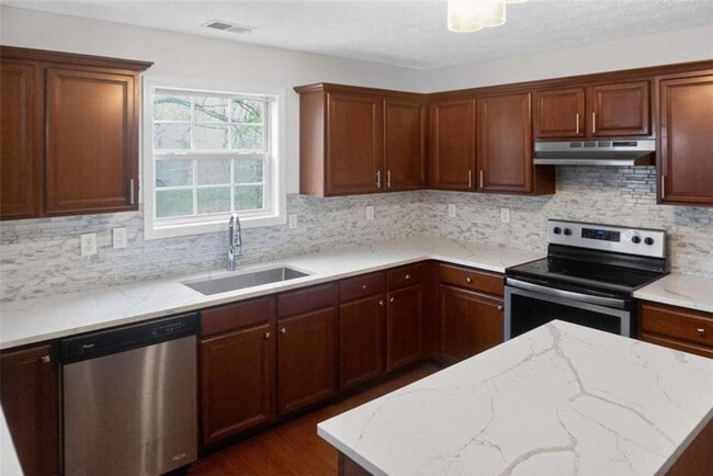 Photo - 905 Pownal Ln