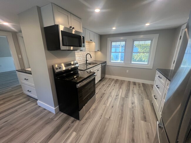 Building Photo - 192 Warner St Unit Updated 3-Bedroom Rental