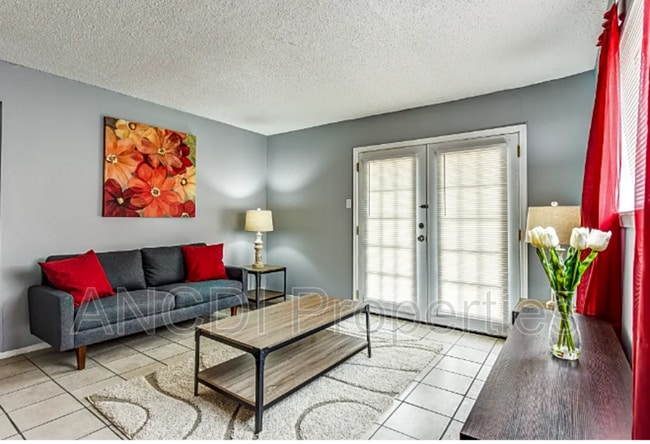 Photo - 801 E 9th St