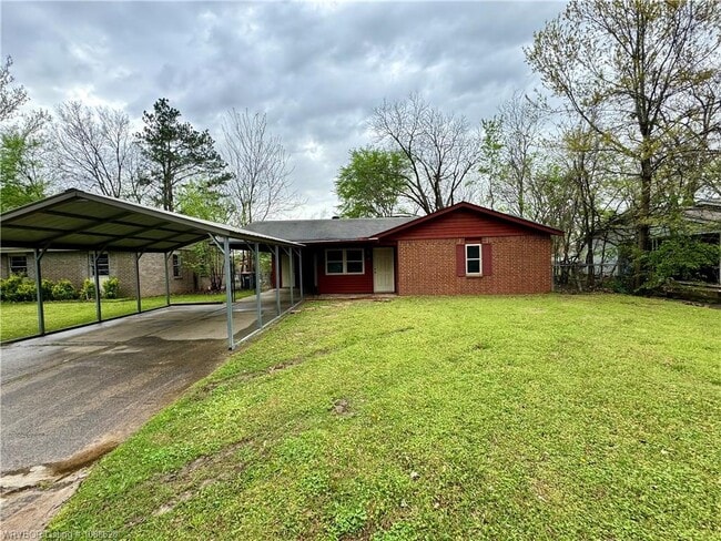 Building Photo - 10 Lura Ln