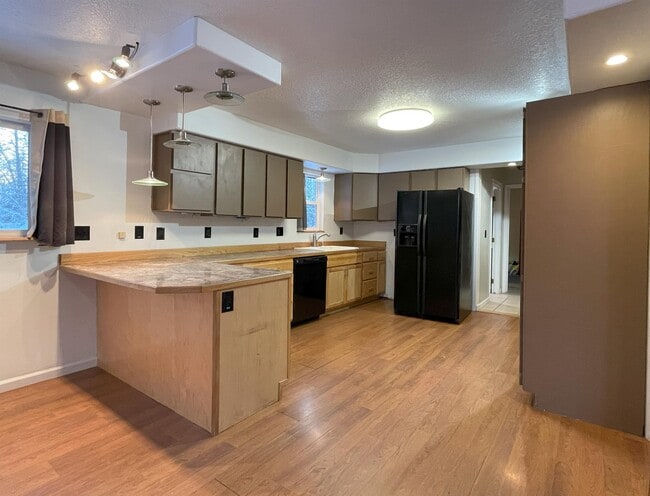 Photo - 2239 Independence Cir E