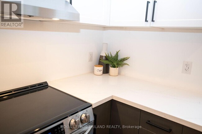 Photo - 425 Dundas St