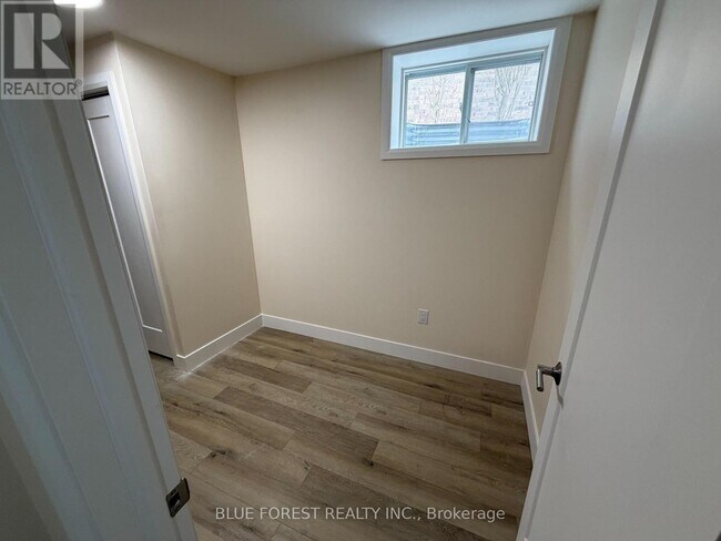 Photo - 370 Jonathan St