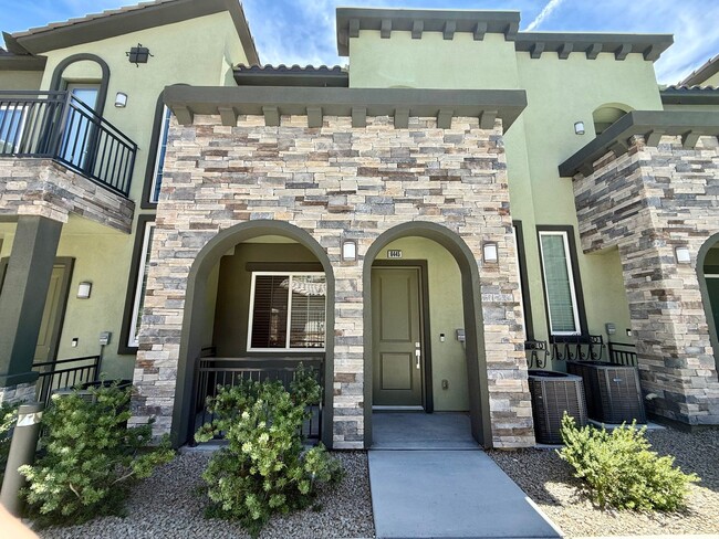 Building Photo - 3/BD 2.5/BA Sleek Townhome with High Ceili...