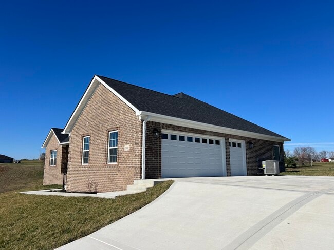 Photo - 308 Wolverine Way