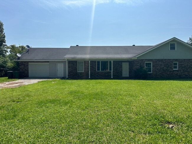 Building Photo - 985 Pineland Ave