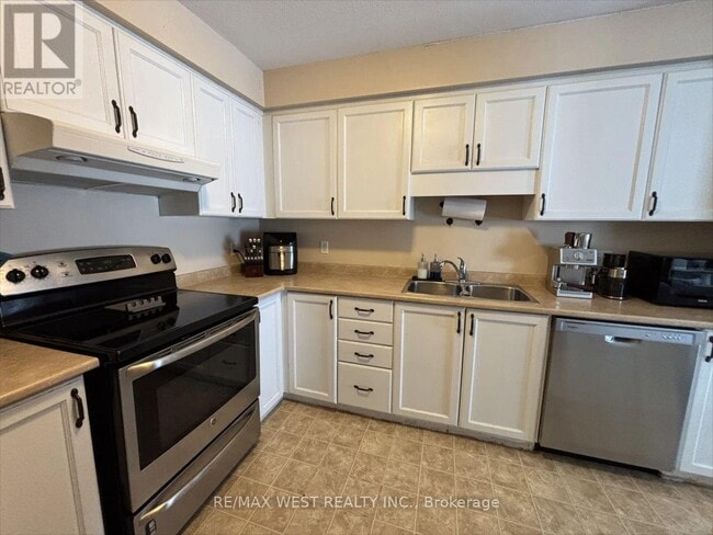 Photo - 645B Basswood St